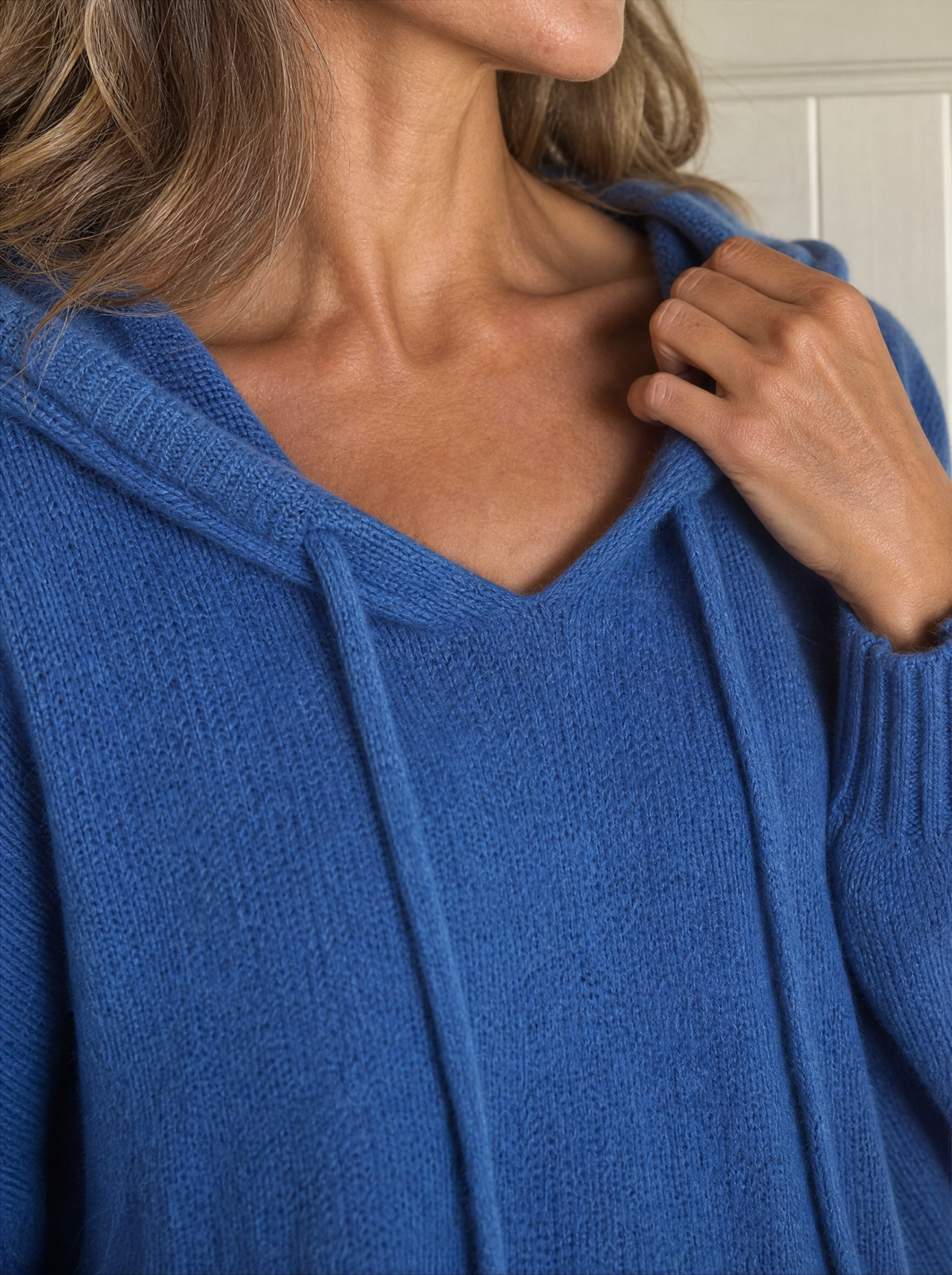 Casual Loose Fit Hooded Knit Sweater with Ribbed Hem - detail