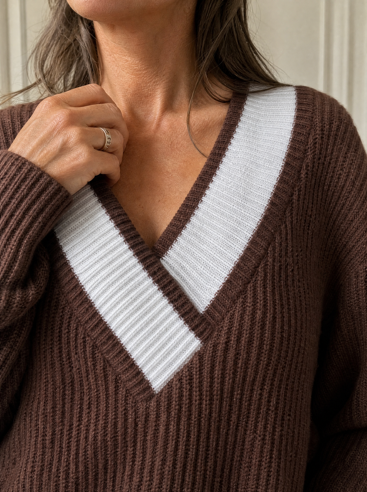 Contrast Trim V-Neck Ribbed Sweater - detail
